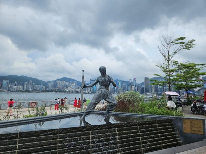 Avenue of Star에 세워져 있는 이소룡의 동상.jpg