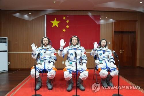中 예비 우주비행사에 홍콩 여경 최종선발…사상 첫 홍콩인.jpg