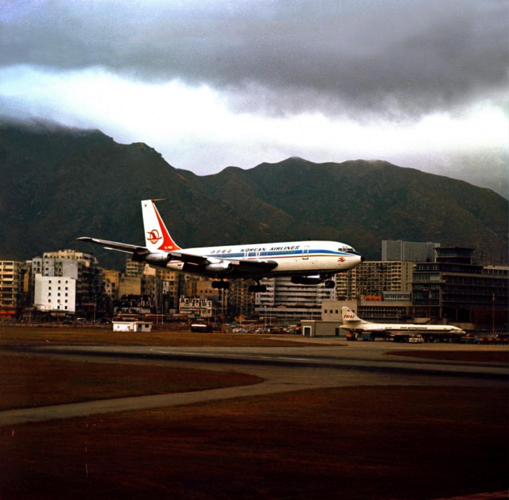 KE-69-3 BOEING720 홍콩공항착륙-홍콩공항-1969.JPG