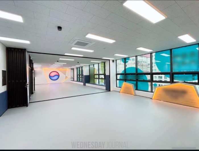 캡션-한국에서 최근 새롭게 오픈한 태권도장 홍보 이미지 캡처.jpg