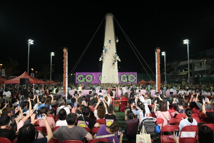 소방관과 빙벽등반 선수, 청차우 번 스크램블 대회 ‘왕과 여왕’으로 선정.jpg