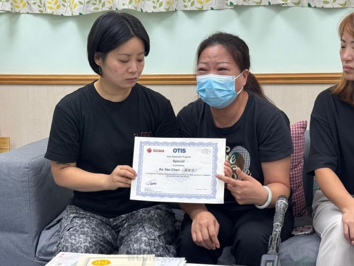 홍콩 엘리베이터 기술자, 인력난 속 과중 업무 직면.jpeg