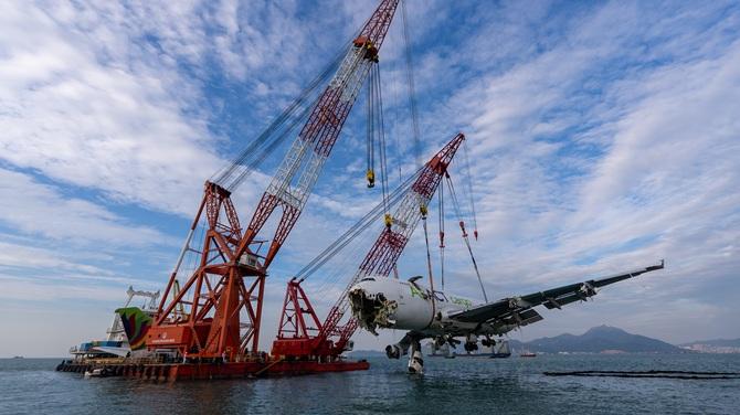 비행기 인양.jpg