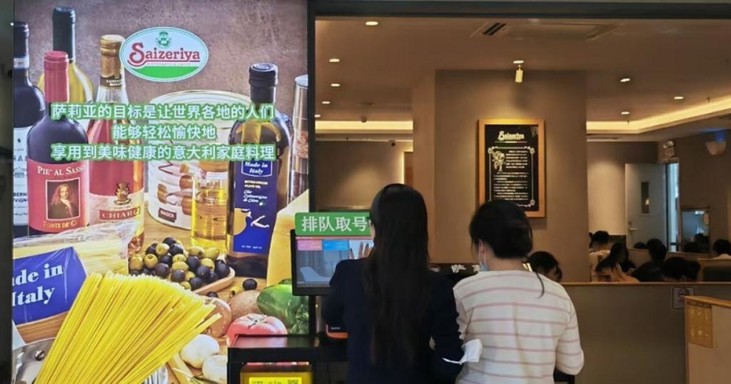 '내수 침체' 中서 日 저가 식당체인 인기…디플레이션이 호재.jpg