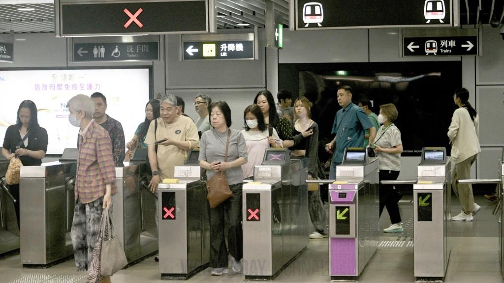 노인이날 지하철 무료.jpg