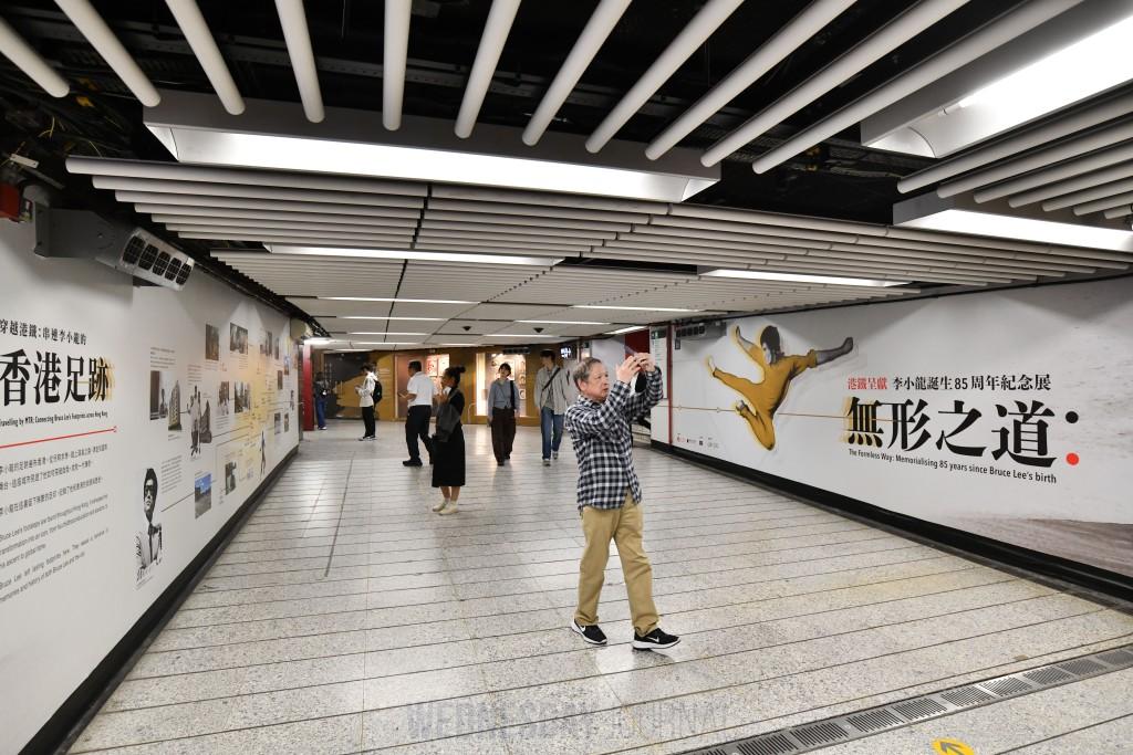 MTR, 브루스 리 85주년 기념 전시회 개최...센트럴•홍콩역2.jpg