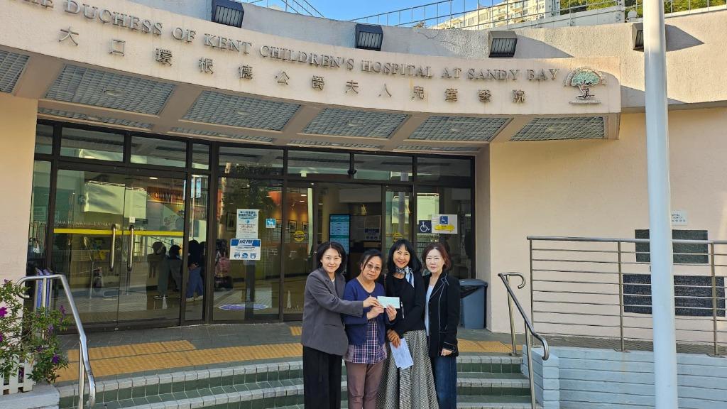 홍콩한인여성회, 홍콩중증장애아동복지회에 기부금 전달.jpg