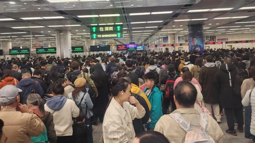 국경 관광객.jpeg