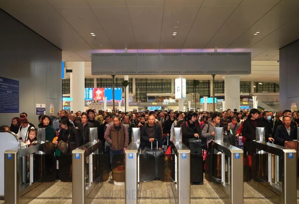 중국 40일간의 ‘춘제’ 시작… 철도 이용객 5억 4천만 명 예상.jpg