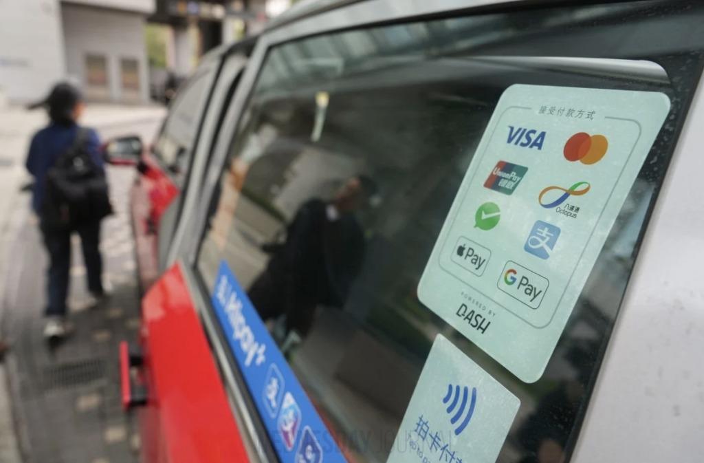 4월 1일부터 택시 전자결제 의무화...결제수단 스티커 부착해야.jpg