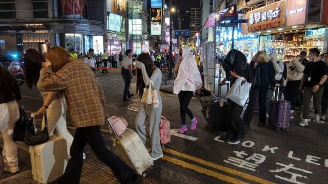 침사추이 '성매매' 빌딩 급습에 128명 검거.jpg