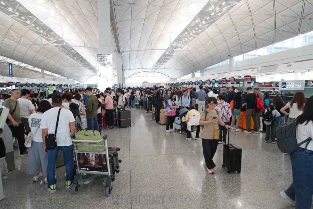 홍콩수요저널_비행기 값이 영국행 맞먹네 일본행 티켓값 폭등.jpeg