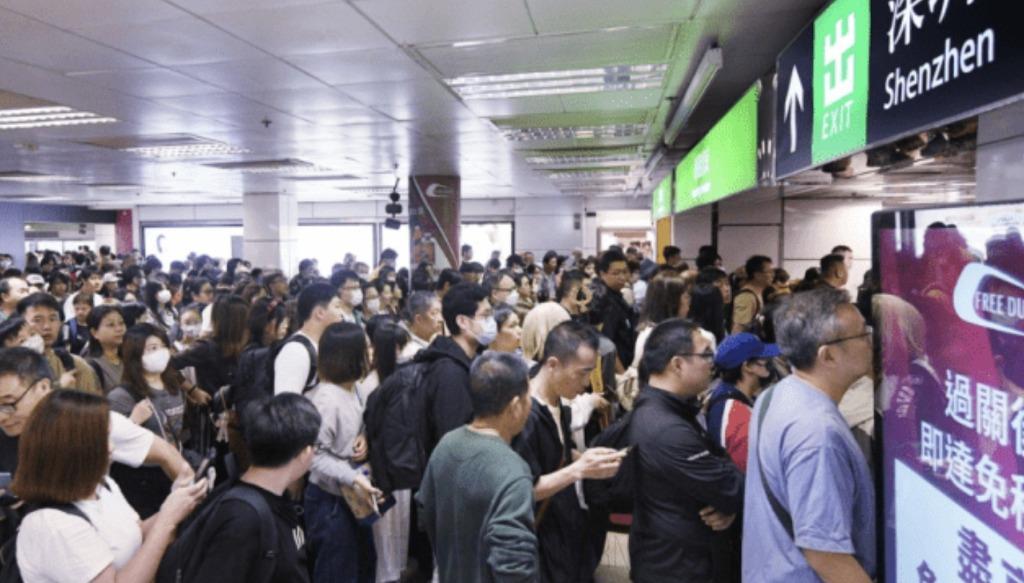 홍콩수요저널_연휴 이틀 만에 126만 명 해외로… 공항·접경지역 인산인해.jpg