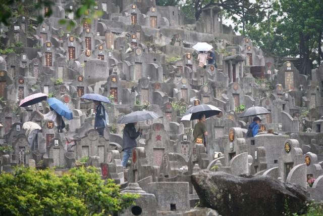 홍콩수요저널_폭우 뚫고 성묘 나선 홍콩 시민들… 제사 물가는 '껑충.jpg