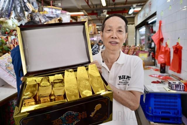 홍콩수요저널_치솟는 금값에 '초대형 금괴' 종이 제물 등장.jpg