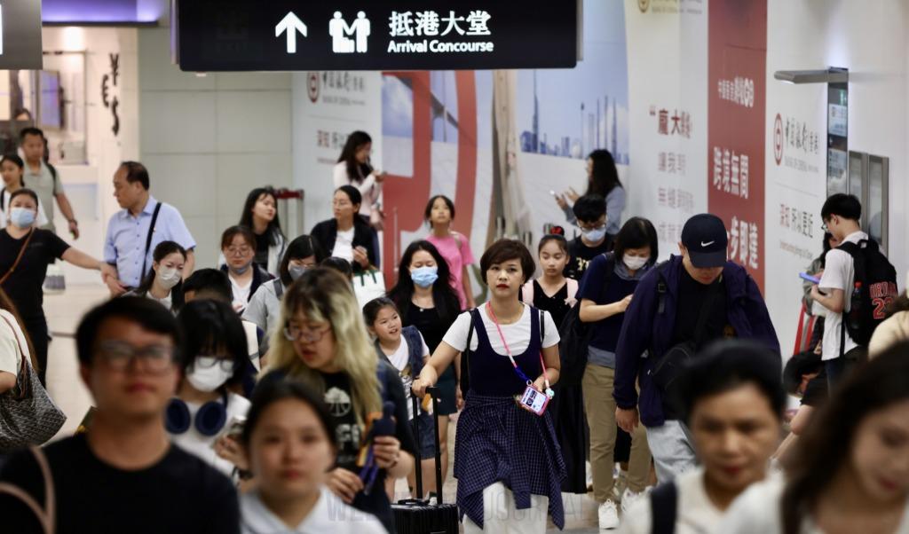 안 사면 차액 내놔라... 강매 협박하던 홍콩 여행사·가이드 퇴출.jpg