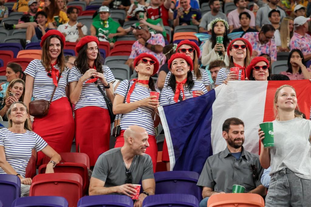 맥주와 코스튬의 향연… ‘50주년’ 맞은 홍콩 럭비 세븐즈, 카이탁을 파티장으로 만들다2.jpeg