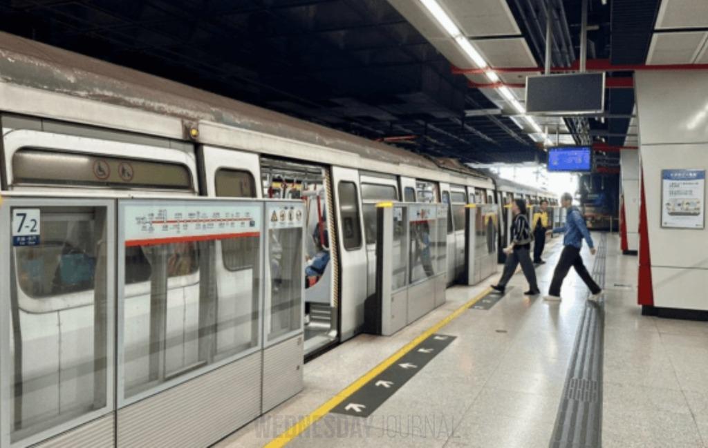 문을 닫는 순간 '낚아채기'… MTR 췬완선서 10분 만에 여성 2명 휴대폰 강탈.jpg