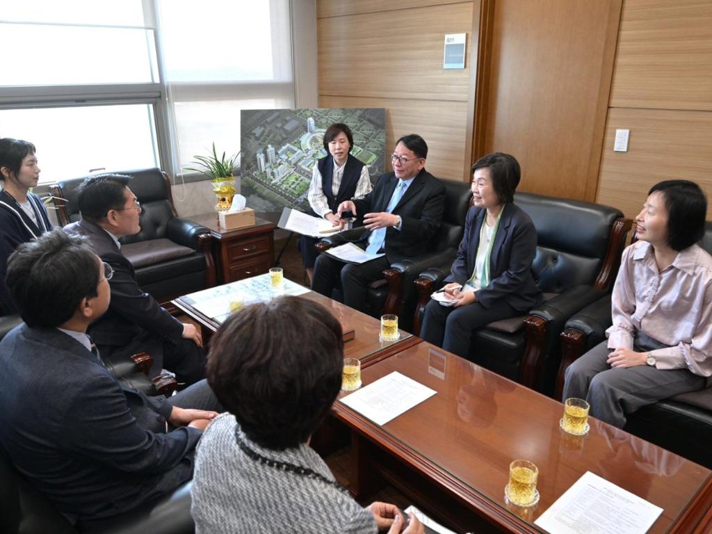 홍콩 정무장관, 인천 글로벌캠퍼스 방문.jpg