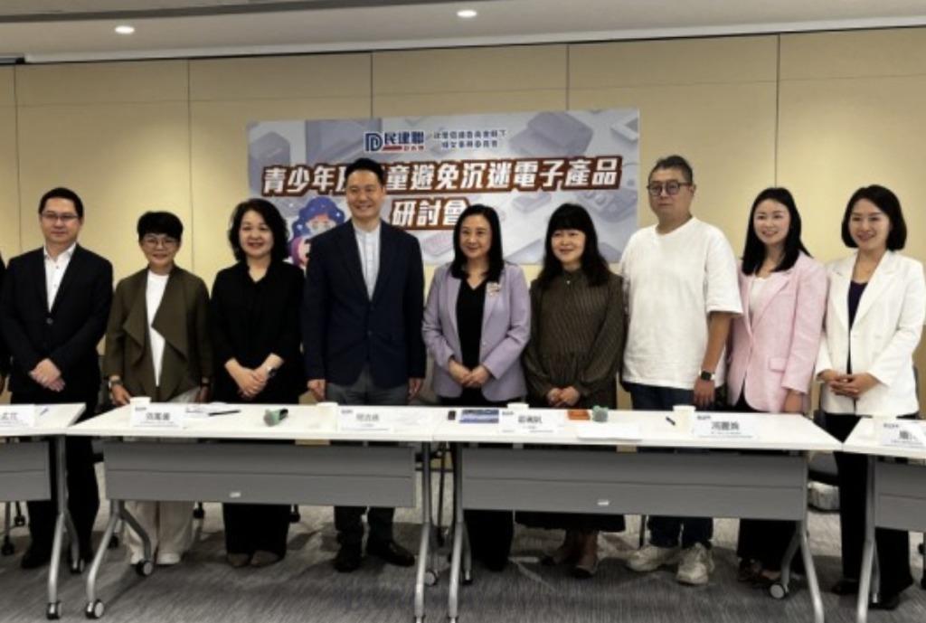 홍콩 청소년, 하루 평균 6~7시간 '스크린 타임'... 성인의 두 배 육박.jpg