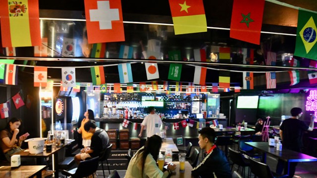 새벽 축구에 맥주 한 잔은 옛말 홍콩 바 업계, 월드컵 특수 실종에 '비상'.jpg