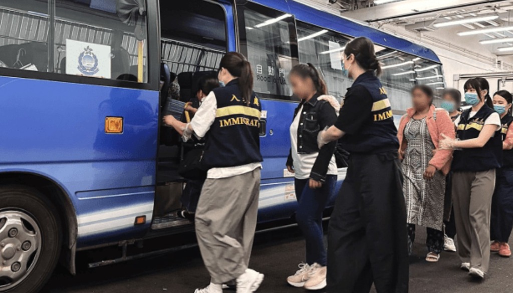 '가짜 난민' 꼼수 부리다 결국... 홍콩, 불법 체류 외국인 가사도우미 35명 전격 강제 추방.jpg