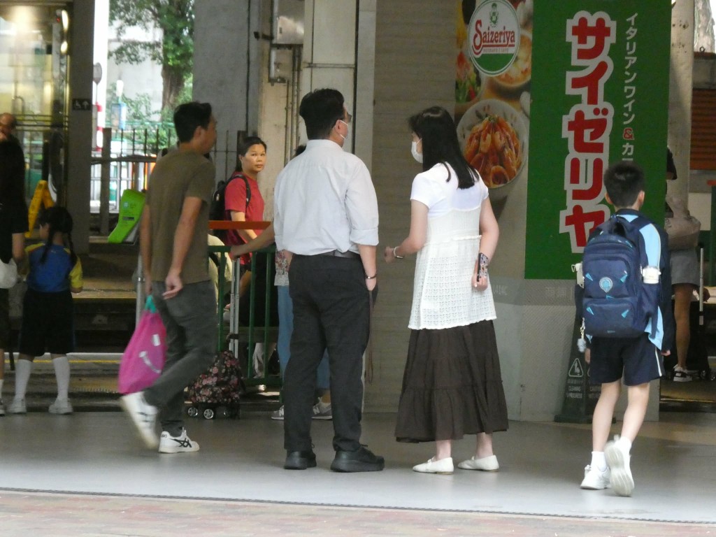 싱가포르 수학여행서 경비원에 ‘쌍욕’… 딱 걸린 홍콩 교장, 결국 직위해제.jpg