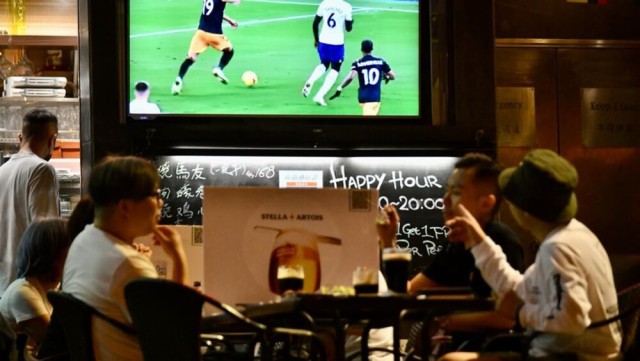 월드컵 대박 노리는 바(Bar) vs 중계료 너무 비싸 포기한 식당… 극과 극 홍콩 밤거리.jpg