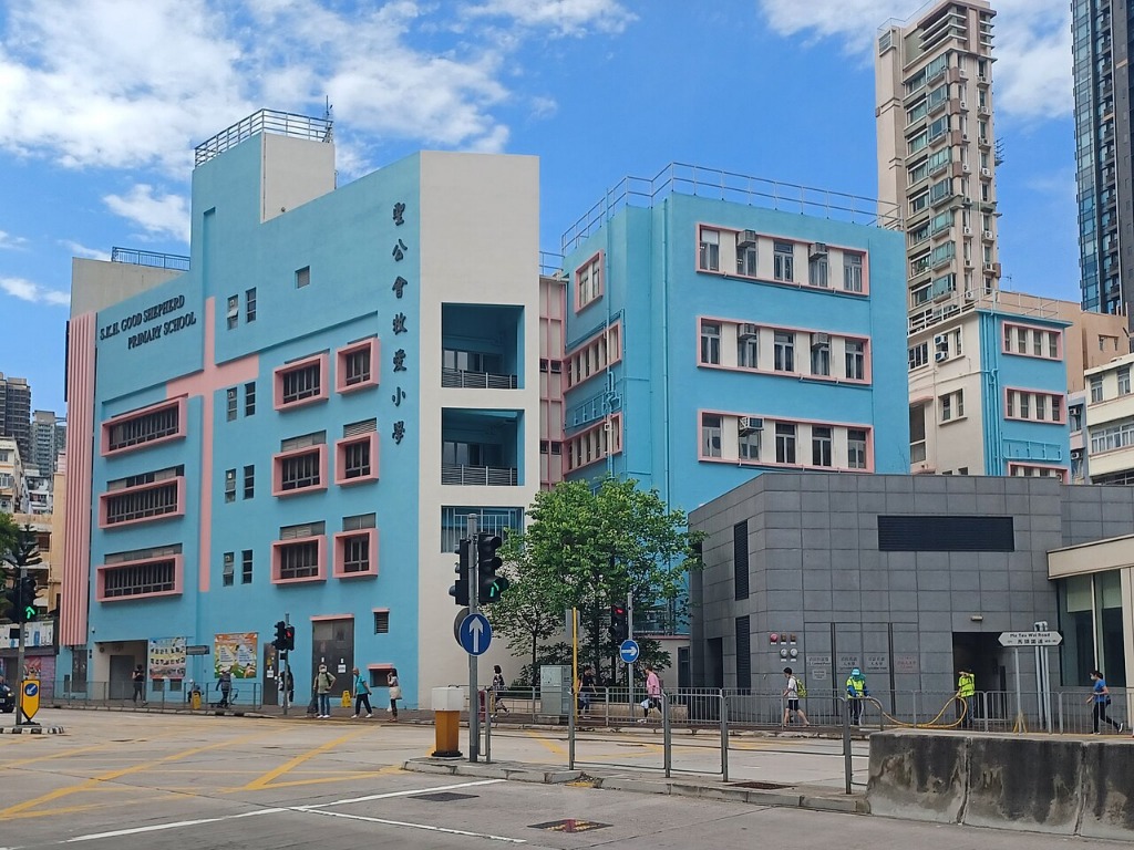 초등학교서 교사 4명 폭행한 10세 아들과 발길질한 엄마 동반 체포.jpg