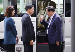 [홍콩뉴스] 샤바오룽의 '엄지척'… 2일간의 홍콩 시찰 마치고 복귀