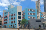 초등학교서 교사 4명 폭행한 10세 아들과 발길질한 엄마 동반 체포.jpg