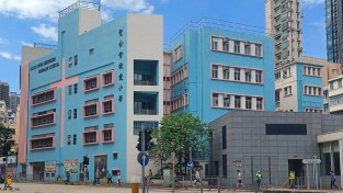 초등학교서 교사 4명 폭행한 10세 아들과 발길질한 엄마 동반 체포.jpg