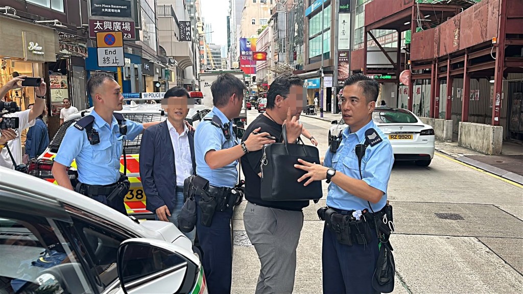 침사추이 HSBC 은행에서 미화 3천만 달러 규모 위조 수표 시도한 한국인 2명 체포.jpg
