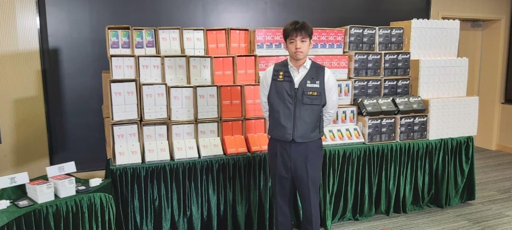 '짝퉁폰'을 정품인 척… 홍함 무역회사 급습, 600만 불 상당 압수.jpeg