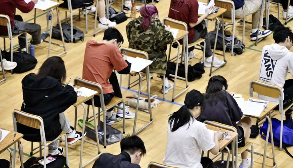5% 늘어난 대입 경쟁 홍콩 HKDSE 인원에 대학 합격선 비상.jpg