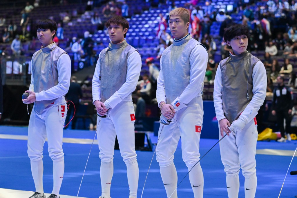 홍콩 펜싱 대표팀, 세계 1위 이탈리아와 접전 끝 1점차 아쉬운 은메달.jpg