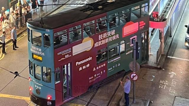 어린이 피하려다 충돌… 홍콩 센트럴서 시티버스-트램 충돌로 선로 이탈.jpg