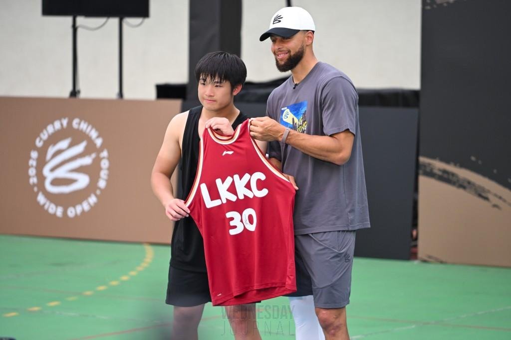 NBA 슈퍼스타 스티븐 커리가 학생들에게 건넨 뜻밖의 이야기2.jpg