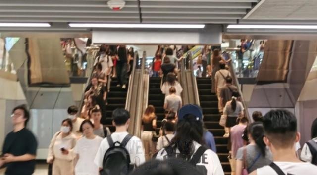 중국 본토 방문객, 홍콩 지하철 에스컬레이터 이용 예절 논쟁.jpg