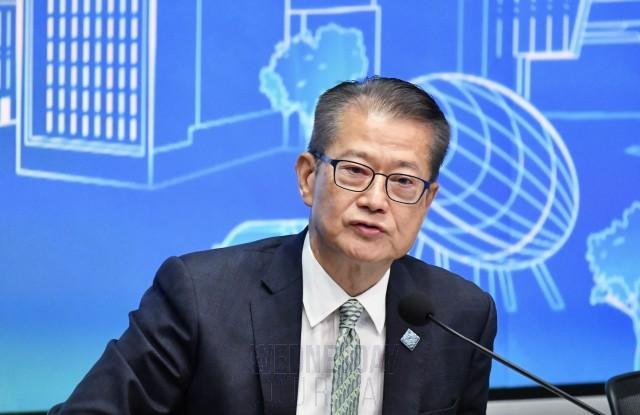 싱가포르와 치킨게임 안 한다... 폴 찬 재무장관이 밝힌 홍콩의 생존 전략은.jpg