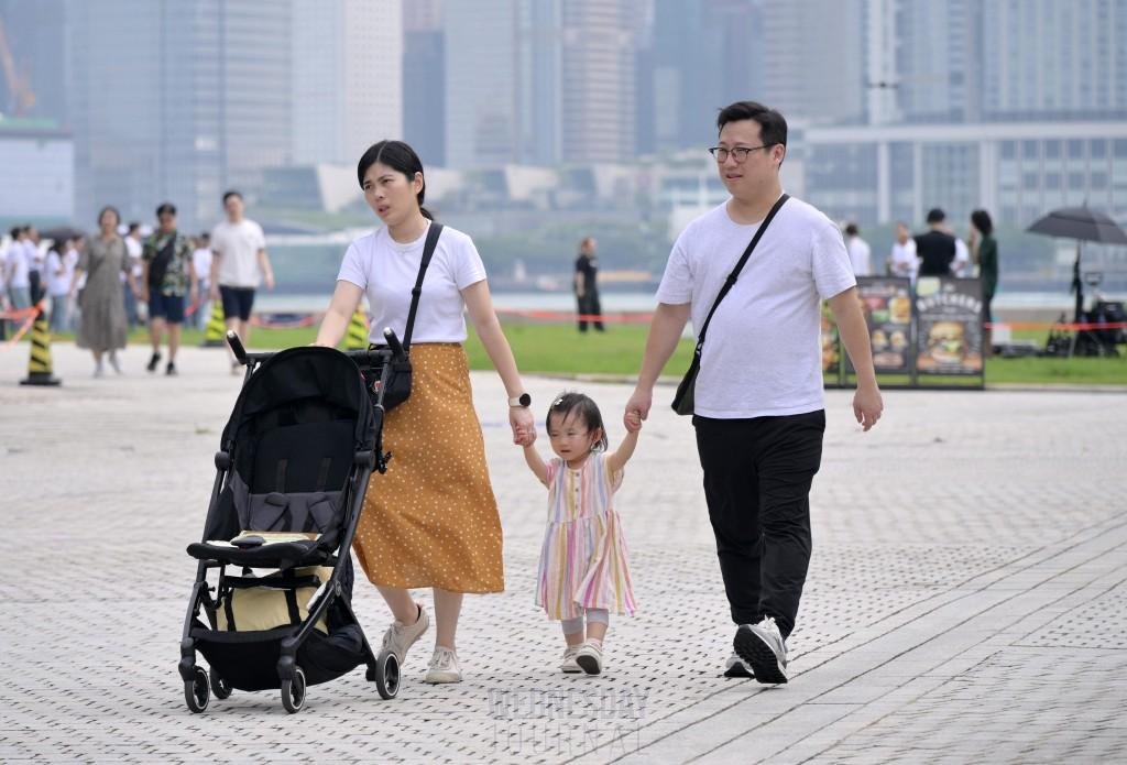 출산율 감소 문제 해결위해 출산 추첨제 도입과 휴가 확대 방안 제안.jpg