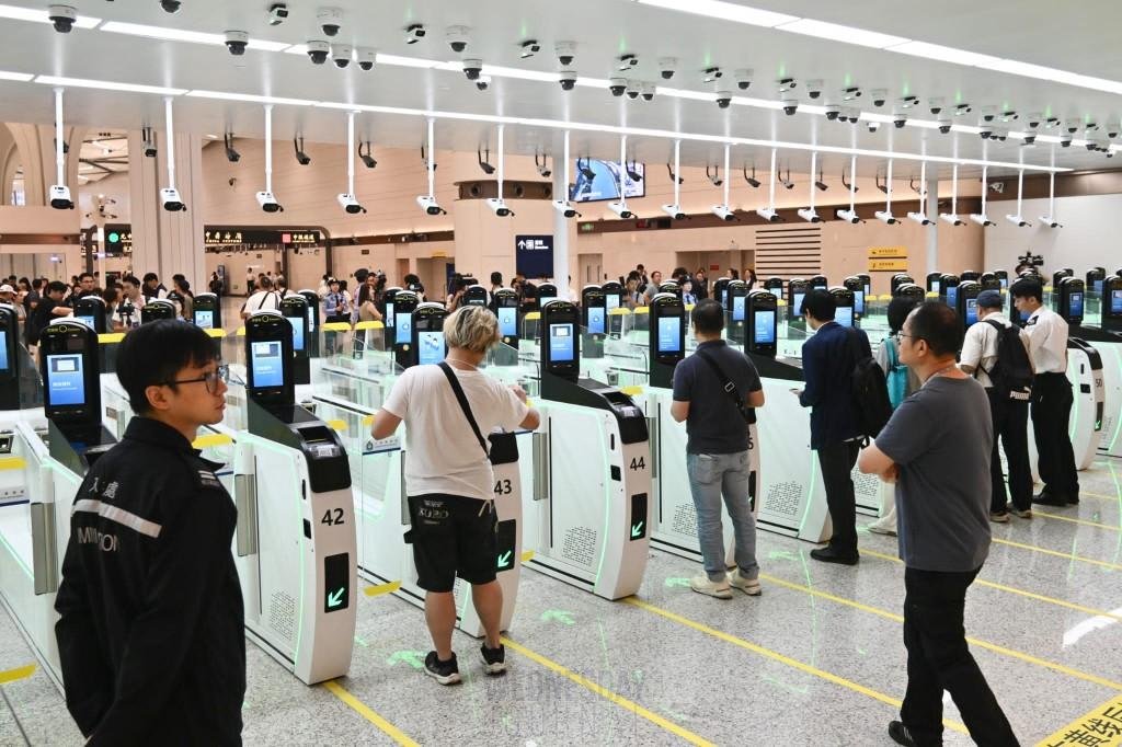 1분 만에 출국 완료 새로 단장한 황강검문소 개장에 속도 대박 찬사 쏟아졌다.jpeg