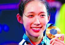 홍콩 펜싱 여왕 비비안 콩, 파리 올림픽에서 금메달 획득 - 사상 세 번째 금메달