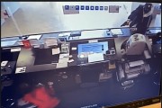 [홍콩뉴스] 대낮에 완차이 은행서 권총 강도 등장 충격, 자전거 타고 유유히 도주?