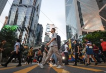 홍콩 근로자 평균 임금 2.7% 인상, 임금 동결 3년 만에 최고치