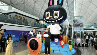 7미터 높이의 라부부, 홍콩 공항에서여행객을 맞이하다