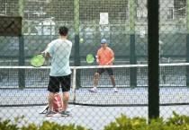 홍콩 빅토리아 공원 테니스장 불법 대여 단속, 3명 체포