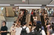 [홍콩뉴스] 중국 본토 방문객, 홍콩 지하철 에스컬레이터 이용 예절 논쟁