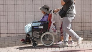 [홍콩뉴스] 홍콩, 전문 노인 돌봄 외국인 간병인 시범 사업 추진… 가정부보다 임금 10~20% 높아