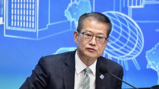 [홍콩정책] "싱가포르와 치킨게임 안 한다"... 폴 찬 재무장관이 밝힌 홍콩의 생존 전략은?